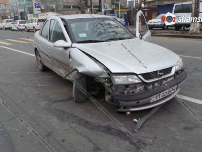 Արշակունյաց պողոտայում «Օպել»-ը բախվել է բետոնե հատվածին եւ շրջվել. կան վիրավորները
