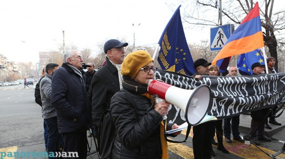 У здания посольства РФ в Армении проходит акция протеста из-за «неуправляемого поведения» российских военных