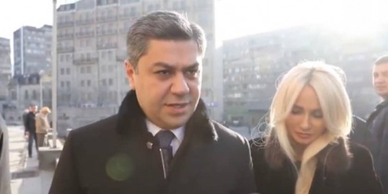 Video. Վանեցյանը տիկնոջ հետ Սուրբծննդյան պատարագի էր գնացել