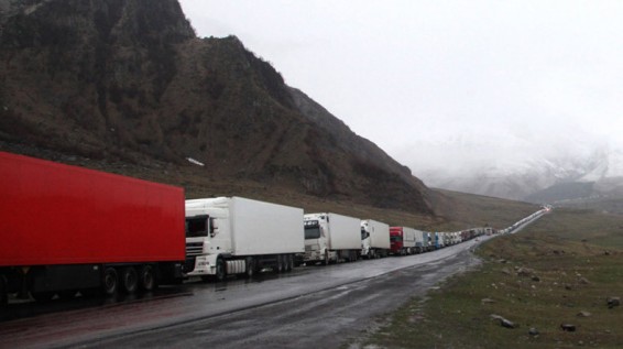Լարսը բաց է միայն թեթև մարդատար տրանսպորտային միջոցների համար