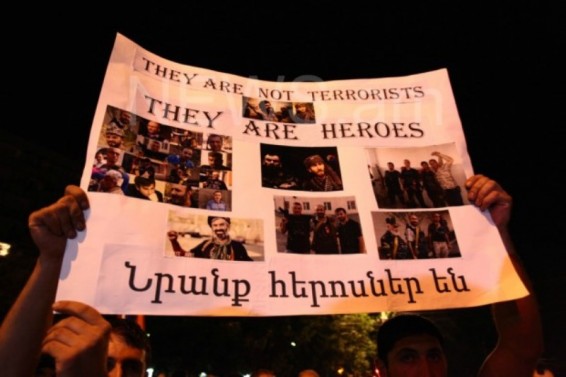 Խորենացի փողոցից սկսվել է երթ՝ դեպի ոստիկանություն եւ ԱԱԾ