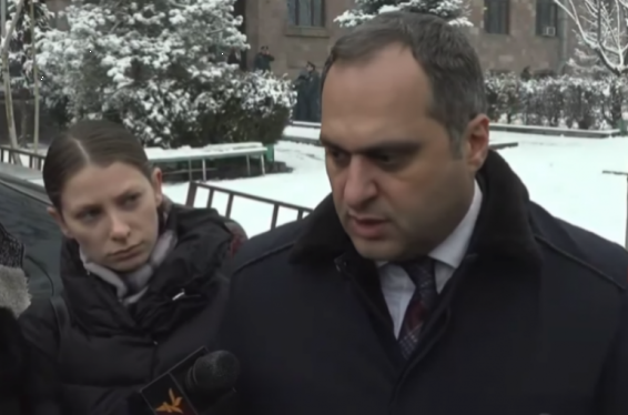 ՓՊ նախագահն ու այլ փաստաբաններ Վերաքննիչի մոտ իրենց աջակցությունն են հայտնում Մանվել Գրիգորյանի պաշտպանին, իսկ ցուցարարները պահանջում են վերջինիս կալանավորել