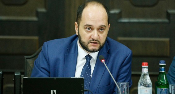 Араик Арутюнян не узнал искусствоведа Самвела Карапетяна и перепутал с бизнесменом-тезкой