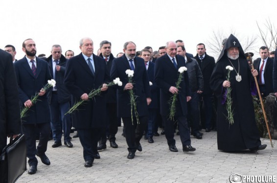 Բանակի օրվա առթիվ ՀՀ և Արցախի բարձրաստիճան պաշտոնյաներն այցելել են Եռաբլուր