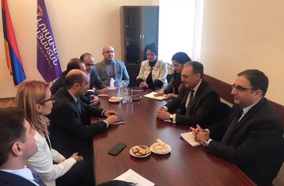 «Լուսավոր Հայաստան» խմբակցության անդամները հանդիպել են Զոհրաբ Մնացականյանի հետ