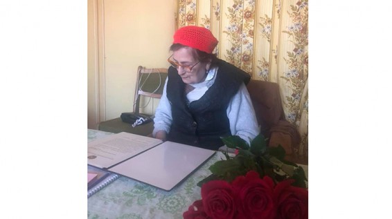 Давид Тоноян поблагодарил женщину, связавшую сотни пар шерстяных носков для армянских военнослужащих