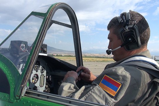 ՀՀ ԶՈւ ավիացիոն էսկադրիլիայում թռիչքներ են իրականացրել օդաչու-հրահանգիչները