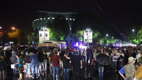 В Ереване завершилась акция оппозиции в поддержку вооруженной группы