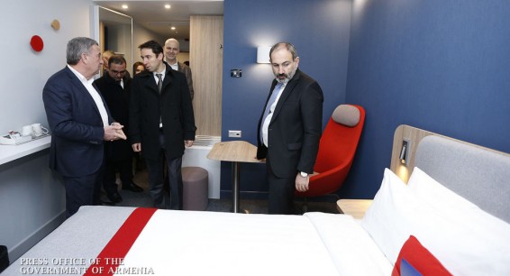 Пашинян присутствовал на церемонии открытия отеля “Holiday Inn Express”