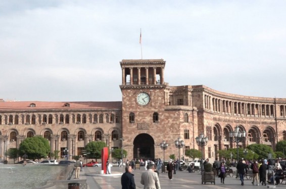 54-ամյա տղամարդն իր աղջկա հետ փորձել է մտնել կառավարության շենք և ինքնահրկիզվել. նրա մոտ դյուրավառ նյութ է հայտնաբերվել. shamshyan.com