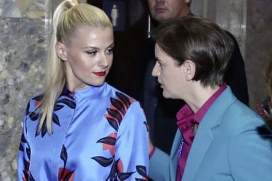 Սերբիայի պատմության մեջ առաջին լեզբուհի վարչապետի զուգընկերուհին որդի է լույս աշխարհ բերել