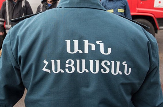 Ջերմուկում ձյան շերտն ընկել է բակում կայանած ավտոմեքենայի և վարորդի վրա