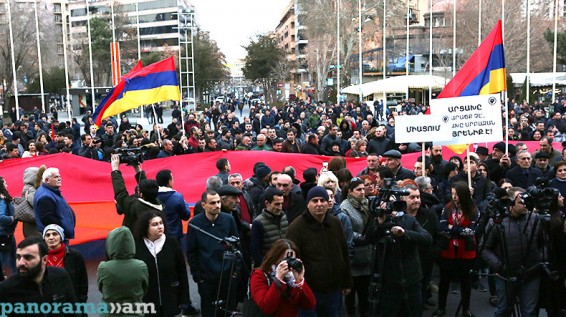 «Не сдадим ни пяди земли»: в Ереване проходит митинг, приуроченный к 31-й годовщине погромов армян в Сумгаите и Баку