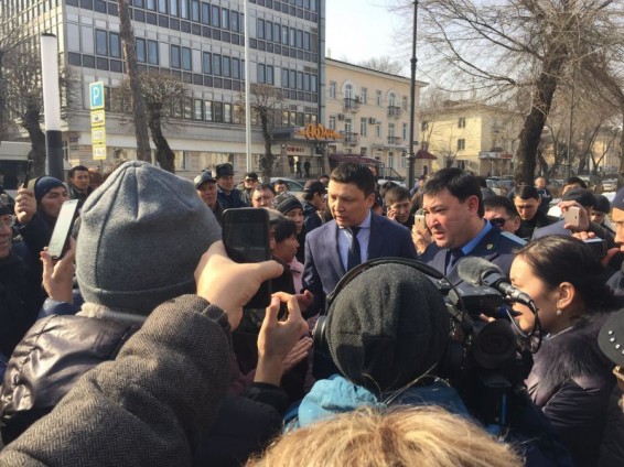 В Алматы задержали несколько десятков человек перед зданием партии «Нур Отан»