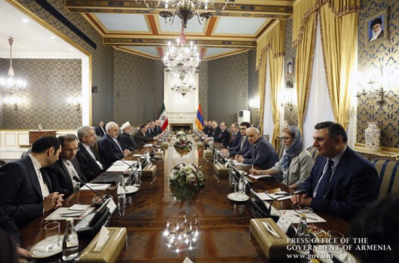 Փաշինյանն ու Ռոհանին կարևորել են էլեկտրահաղորդման 3-րդ գծի կառուցման ծրագիրը, որը կավելացնի էլեկտրաէներգիայի և գազի փոխանակման ծավալները