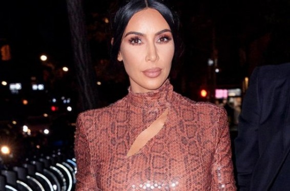 Քիմ Քարդաշյանը ցուցահանդեսին մասնակցել է անկեղծ զգեստներով