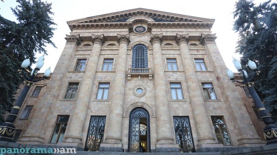 В парламенте Армении стартовала встреча депутатов от фракции «Мой шаг» и главы Полиции Валерия Осипяна