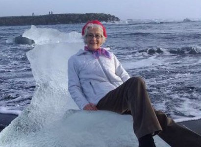 Իդեալական լուսանկարի համար տարեց կինը նստել է սառույցին եւ հասել բաց ծով