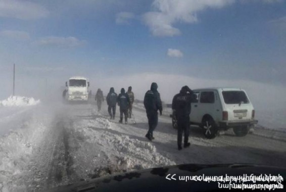 В Сюнике спасатели вытащили из снежного затора около 2000 машин, 30 человек переночевали в в/части МО