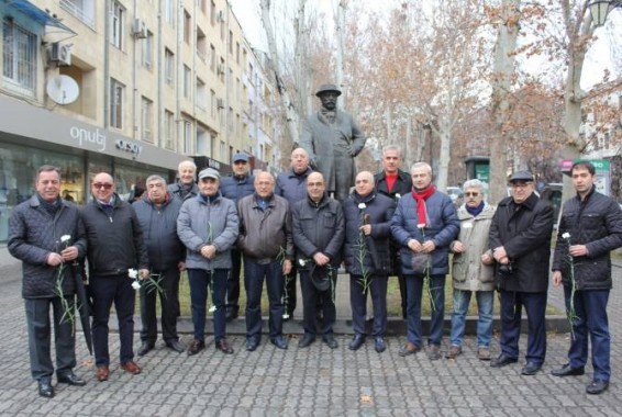Бизнесмены  возложили цветы  к  памятнику Александра  Манташянца по случаю 177- летия бизнесмена и мецената