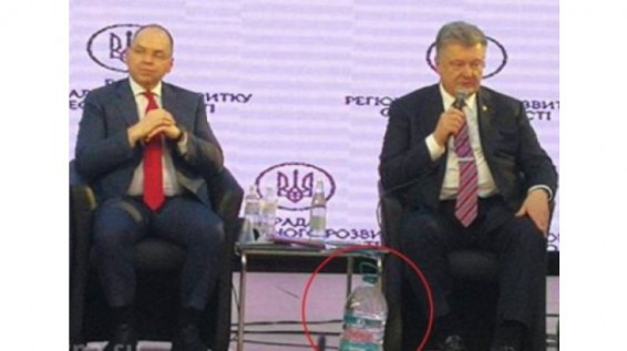 5 լիտրանոց շշով Պորոշենկոյի նկարը դարձել է համացանցի ծաղրի թեմա