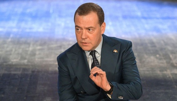 Медведев призвал американского «клерка» учиться дипломатии и уважению