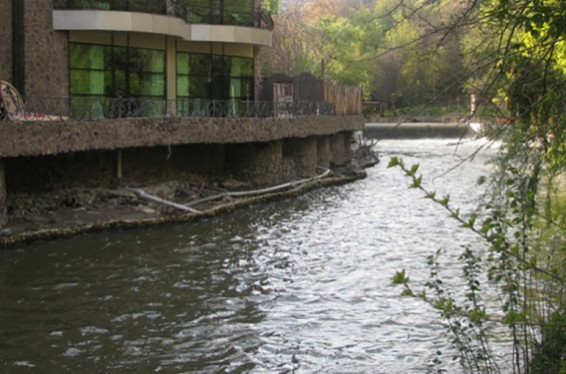 Հրազդանի կիրճում գետի հոսքը վարարել է, գետն անցնելու համար փրկարարները քաղաքացուն օգնություն են ցուցաբերել