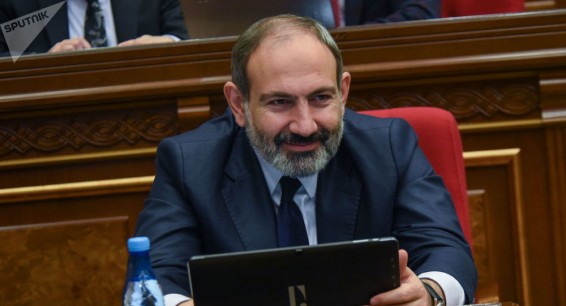 Премьер Армении поздравил женщин с 8 марта: Пашинян прочитал стихи в прямом эфире