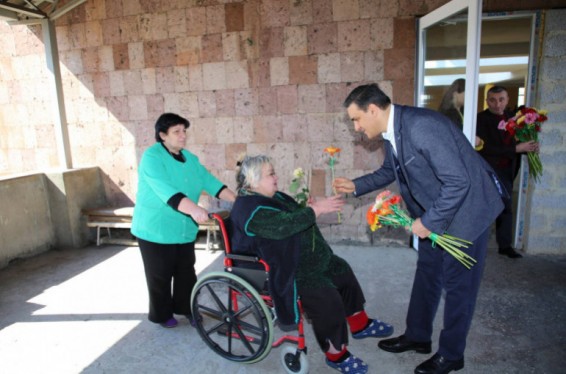 «Այստեղ այնքան դրական էներգիա կա, որ ուրիշ ոչ մի տեղ չես գտնի». Արման Թաթոյանը մարտի 8-ն անցկացրել է Նորքի տուն-ինտերնատում