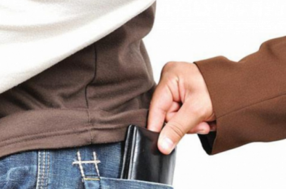 Երևանի Կոմիտասի պողոտայից ոստիկանները գրպանահատի են բերման ենթարկել