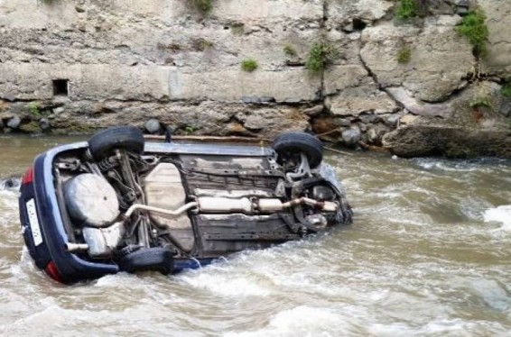 Ավտովթար՝ Երևան-Մեղրի ավտոճանապարհին. ավտոմեքենան ընկել է գետը