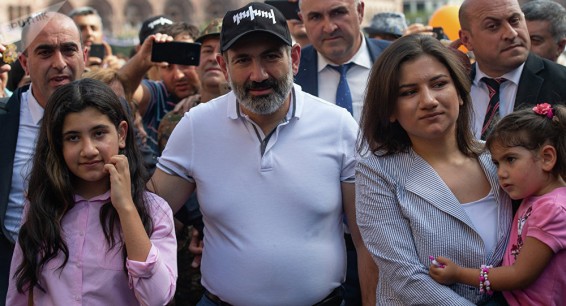 Чем занимается семья премьер-министра Армении Никола Пашиняна в воскресный день