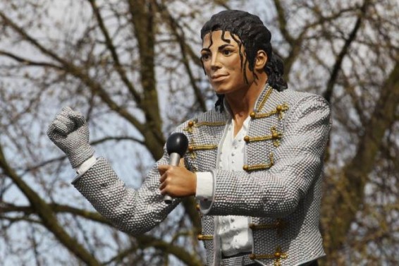 Լոնդոնում ապամոնտաժել են Մայքլ Ջեքսոնի արձանը՝ սկանդալային ֆիլմի պատճառով