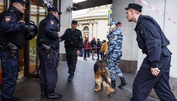 Полиция задержала десятки людей после рейда в ТЦ «Москва» и «Садоводе»