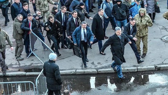 Порошенко испугался житомирских радикалов и сбежал с митинга