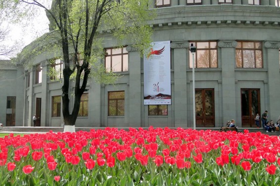 Демонтаж популярных кафе близ здания Оперного театра начался в Ереване
