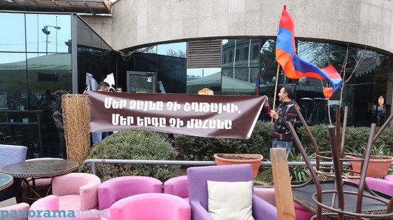 Владельцы считают снос кафе вокруг здания Оперы в Ереване силовым решением