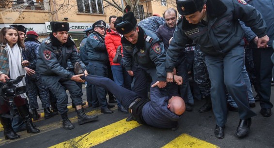 В результате потасовки у здания Оперы в Ереване есть пострадавшие: они в больнице