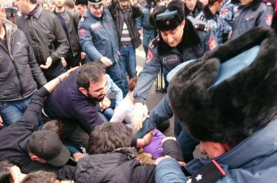 «Никол, уходи!» - митингующие перекрыли часть проспекта Маштоца