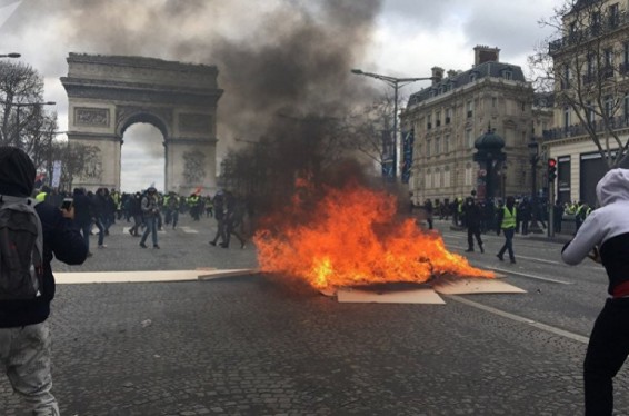 Փարիզում «դեղին անթև բաճկոնների» ցույցերը վերածվել են ոստիկանության հետ լայնածավալ բախումների