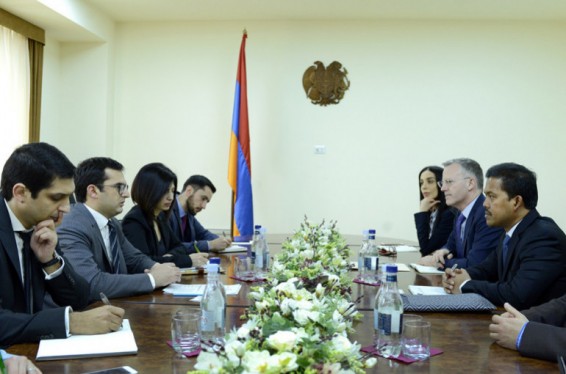 ԱԶԲ գործադիր տնօրենի հետ հանդիպմանը նախարար Արշակյանն ընդգծել է, որ ՀՀ-ն թվային կամուրջ կարող է հանդիսանալ Եվրոպայի և Մաքսային միության միջև