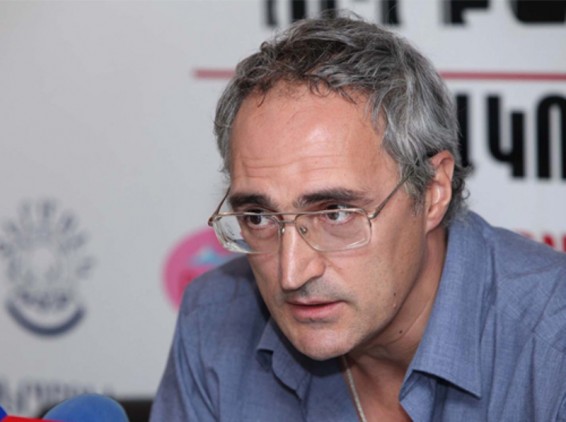 Տիգրան Խզմալյանի գլխավորությամբ Ազատության հրապարակում անձրեւի տակ հանրահավաք է ընթանում