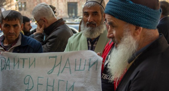 Дайте наши деньги: выходцы из Таджикистана вновь собрались у правительства Армении