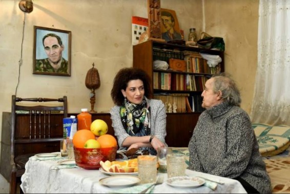 Анна Акопян вручила матери «Приносящего хлеб» Артура Саркисяна премию имени Тиграна Айрапетяна