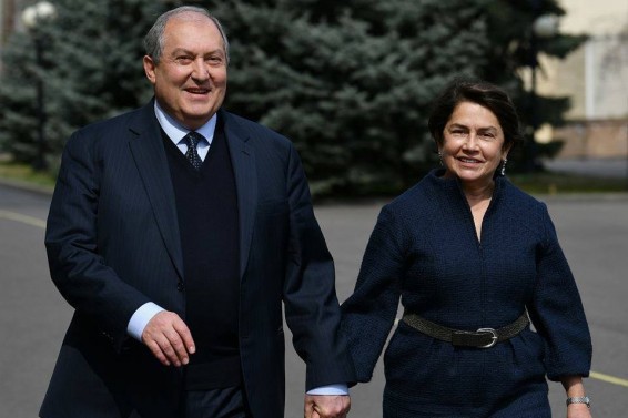 Տեր և տիկին Սարգսյաններն ըմբոշխնում են երևանյան հրաշալի գարունը