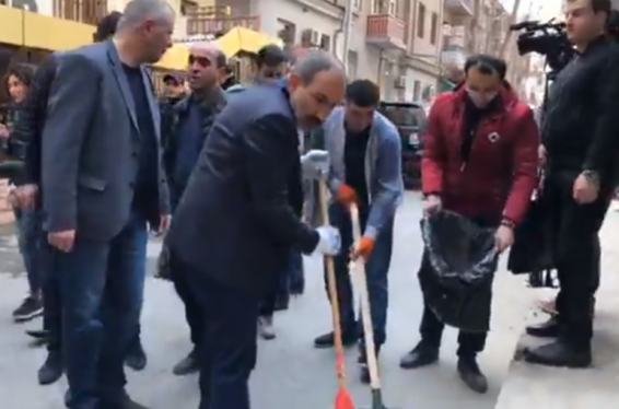 Չի կարելի աղբի մեջ կանգնել և հանդիսավոր միջոցառում անել. վարչապետը Համազգային թատրոնի նոր շենքի հիմնարկեքի արարողությունը հետաձգեց և սկսեց աղբ հավաքել