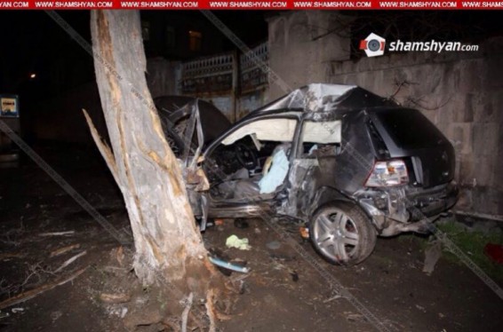 ԵՊՀ-ի ուսանողը Golf-ով բախվել հաստաբուն ծառին, այնուհետև` պատին. նա հոսպիտալացվել է. Shamshyan.com