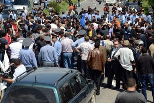 Լարված իրավիճակ Արմավիրում. գյուղացիները փակել են ճանապարհը