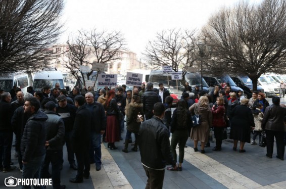 Կառավարության դիմաց բողոքի ակցիա են իրականացնում գրավատների և տարադրամի փոխանակման կետերի աշխատակիցները