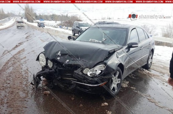 Կոտայքի մարզում ճակատ-ճակատի բախվել են Mercedes-ն ու Mazda-ն, Mazda-ն էլ բախվել է երկաթե արգելապատնեշներին․ կա վիրավոր. Shamshyan.com